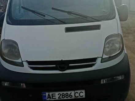 Белый Опель Виваро, объемом двигателя 2.5 л и пробегом 430 тыс. км за 5530 $, фото 1 на Automoto.ua