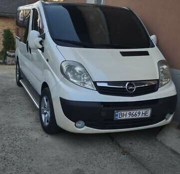 Белый Опель Виваро, объемом двигателя 2 л и пробегом 394 тыс. км за 9300 $, фото 1 на Automoto.ua