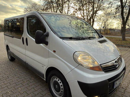 Белый Опель Виваро, объемом двигателя 2.46 л и пробегом 330 тыс. км за 9950 $, фото 1 на Automoto.ua