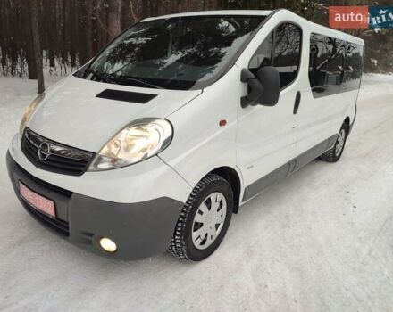 Белый Опель Виваро, объемом двигателя 2.5 л и пробегом 199 тыс. км за 14000 $, фото 1 на Automoto.ua