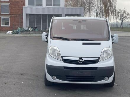 Белый Опель Виваро, объемом двигателя 2.5 л и пробегом 274 тыс. км за 8000 $, фото 1 на Automoto.ua