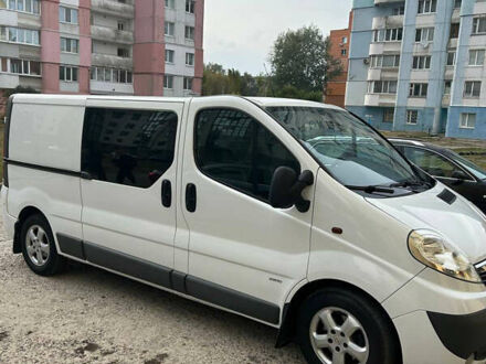 Белый Опель Виваро, объемом двигателя 2.5 л и пробегом 255 тыс. км за 13500 $, фото 1 на Automoto.ua