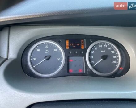 Чорний Опель Віваро, об'ємом двигуна 2 л та пробігом 300 тис. км за 11000 $, фото 4 на Automoto.ua