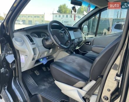 Чорний Опель Віваро, об'ємом двигуна 2 л та пробігом 300 тис. км за 11000 $, фото 6 на Automoto.ua