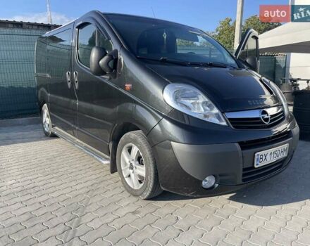 Чорний Опель Віваро, об'ємом двигуна 2 л та пробігом 300 тис. км за 11000 $, фото 1 на Automoto.ua