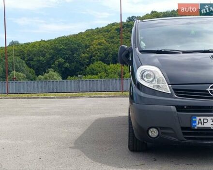 Черный Опель Виваро, объемом двигателя 2.5 л и пробегом 392 тыс. км за 13400 $, фото 2 на Automoto.ua