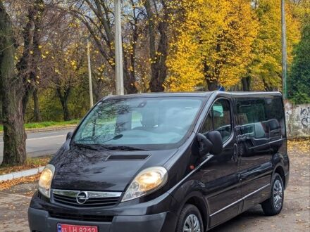 Черный Опель Виваро, объемом двигателя 2.5 л и пробегом 304 тыс. км за 9750 $, фото 1 на Automoto.ua