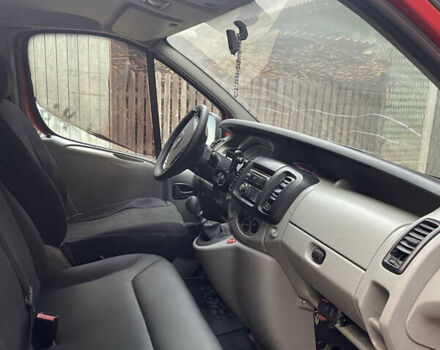 Красный Опель Виваро, объемом двигателя 2.5 л и пробегом 322 тыс. км за 7500 $, фото 4 на Automoto.ua