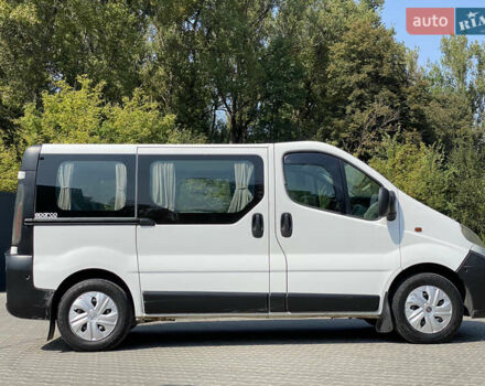 Белый Опель Виваро пасс., объемом двигателя 1.87 л и пробегом 390 тыс. км за 7200 $, фото 6 на Automoto.ua