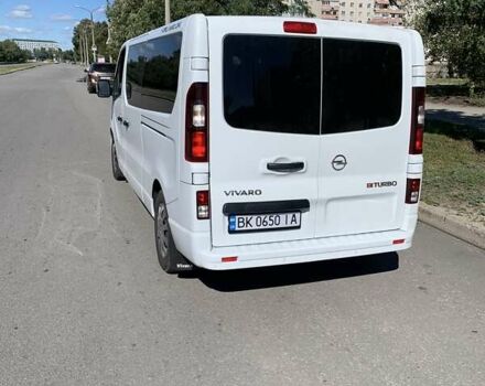 Белый Опель Виваро пасс., объемом двигателя 1.6 л и пробегом 195 тыс. км за 17500 $, фото 7 на Automoto.ua