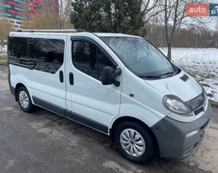 Белый Опель Виваро пасс., объемом двигателя 1.87 л и пробегом 400 тыс. км за 8000 $, фото 1 на Automoto.ua