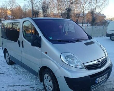 Серый Опель Виваро пасс., объемом двигателя 2.5 л и пробегом 290 тыс. км за 9100 $, фото 2 на Automoto.ua