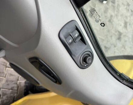 Жовтий Опель Віваро, об'ємом двигуна 2.46 л та пробігом 280 тис. км за 6999 $, фото 27 на Automoto.ua