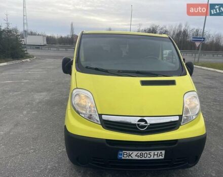 Желтый Опель Виваро, объемом двигателя 2 л и пробегом 253 тыс. км за 7800 $, фото 1 на Automoto.ua