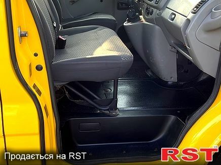 Желтый Опель Виваро, объемом двигателя 1.9 л и пробегом 293 тыс. км за 7400 $, фото 3 на Automoto.ua