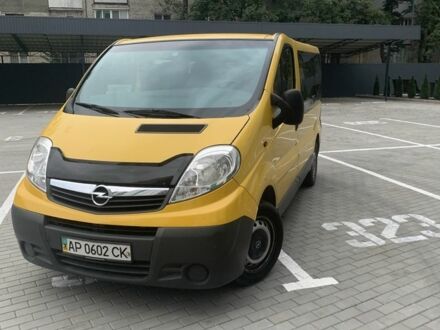 Желтый Опель Виваро, объемом двигателя 2 л и пробегом 210 тыс. км за 8500 $, фото 1 на Automoto.ua