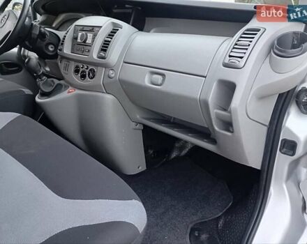 Серый Опель Виваро, объемом двигателя 2 л и пробегом 416 тыс. км за 10200 $, фото 4 на Automoto.ua