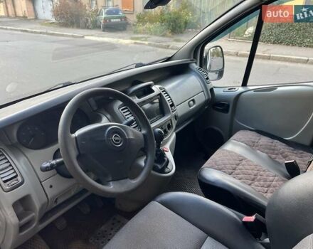 Серый Опель Виваро, объемом двигателя 2.5 л и пробегом 300 тыс. км за 7800 $, фото 6 на Automoto.ua