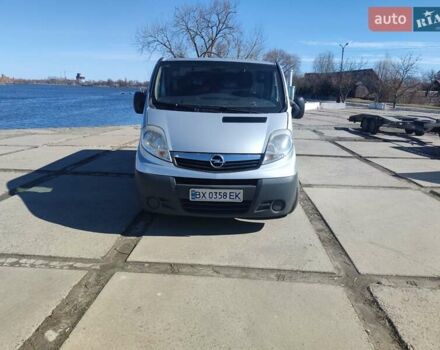 Серый Опель Виваро, объемом двигателя 2.5 л и пробегом 415 тыс. км за 10000 $, фото 1 на Automoto.ua