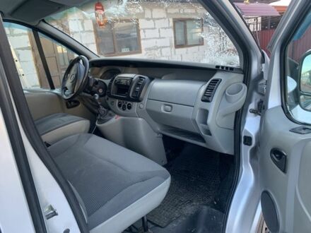 Сірий Опель Віваро, об'ємом двигуна 2 л та пробігом 380 тис. км за 7500 $, фото 1 на Automoto.ua