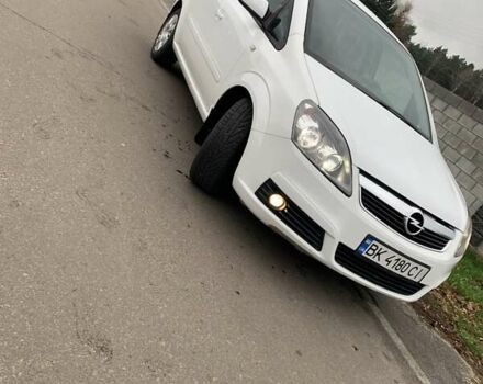 Белый Опель Зафира, объемом двигателя 1.9 л и пробегом 335 тыс. км за 5400 $, фото 2 на Automoto.ua