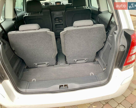 Белый Опель Зафира, объемом двигателя 1.6 л и пробегом 257 тыс. км за 6200 $, фото 15 на Automoto.ua