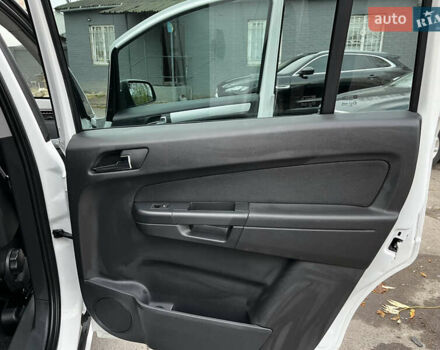 Білий Опель Зафіра, об'ємом двигуна 1.6 л та пробігом 125 тис. км за 7700 $, фото 9 на Automoto.ua