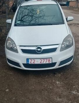 Белый Опель Зафира, объемом двигателя 1.9 л и пробегом 346 тыс. км за 2900 $, фото 1 на Automoto.ua