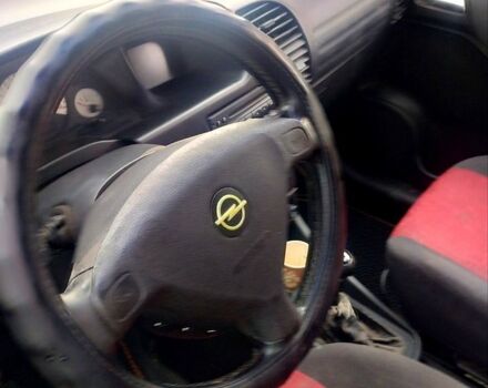 Черный Опель Зафира, объемом двигателя 1.6 л и пробегом 321 тыс. км за 3700 $, фото 6 на Automoto.ua