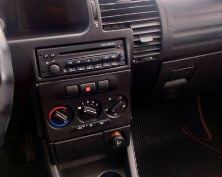 Черный Опель Зафира, объемом двигателя 1.6 л и пробегом 321 тыс. км за 3700 $, фото 5 на Automoto.ua