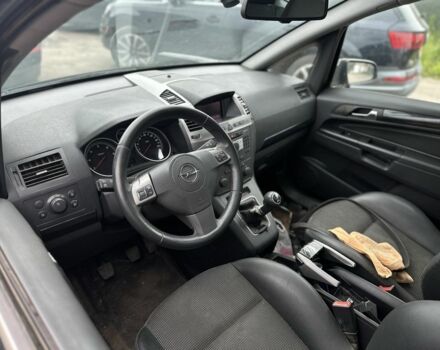 Черный Опель Зафира, объемом двигателя 1.9 л и пробегом 208 тыс. км за 3000 $, фото 7 на Automoto.ua