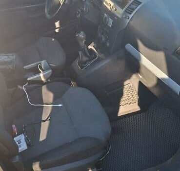 Черный Опель Зафира, объемом двигателя 1.6 л и пробегом 326 тыс. км за 3800 $, фото 6 на Automoto.ua