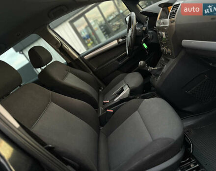 Черный Опель Зафира, объемом двигателя 1.6 л и пробегом 194 тыс. км за 5300 $, фото 132 на Automoto.ua