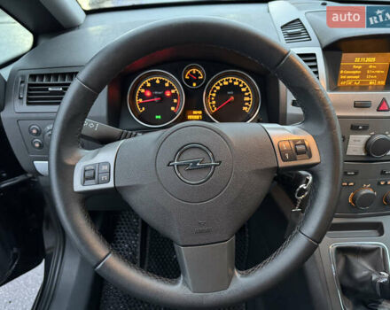 Черный Опель Зафира, объемом двигателя 1.8 л и пробегом 200 тыс. км за 6000 $, фото 25 на Automoto.ua