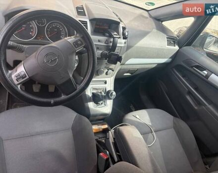 Черный Опель Зафира, объемом двигателя 2.2 л и пробегом 295 тыс. км за 4700 $, фото 8 на Automoto.ua