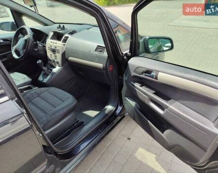 Черный Опель Зафира, объемом двигателя 1.6 л и пробегом 230 тыс. км за 5000 $, фото 3 на Automoto.ua