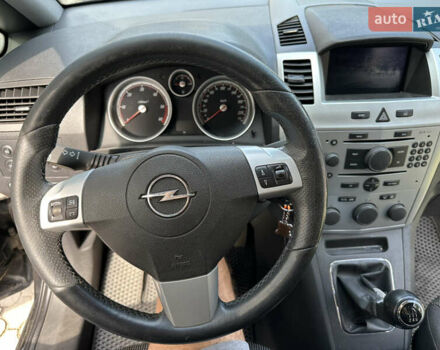 Черный Опель Зафира, объемом двигателя 1.69 л и пробегом 184 тыс. км за 4800 $, фото 6 на Automoto.ua