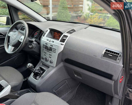 Черный Опель Зафира, объемом двигателя 1.8 л и пробегом 256 тыс. км за 6250 $, фото 38 на Automoto.ua