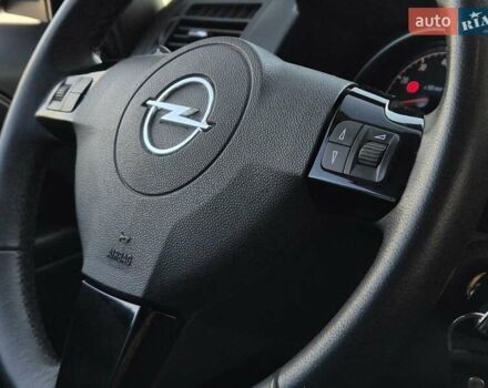 Черный Опель Зафира, объемом двигателя 2.2 л и пробегом 165 тыс. км за 8699 $, фото 39 на Automoto.ua