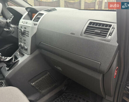 Черный Опель Зафира, объемом двигателя 1.6 л и пробегом 201 тыс. км за 7100 $, фото 37 на Automoto.ua