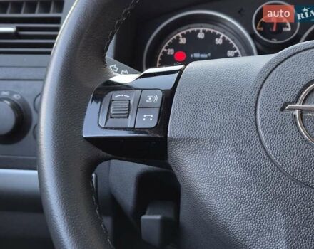 Черный Опель Зафира, объемом двигателя 2.2 л и пробегом 165 тыс. км за 8699 $, фото 40 на Automoto.ua