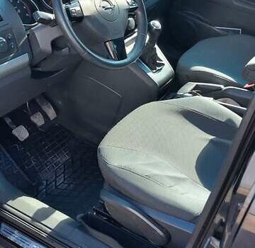 Черный Опель Зафира, объемом двигателя 1.7 л и пробегом 220 тыс. км за 7200 $, фото 33 на Automoto.ua