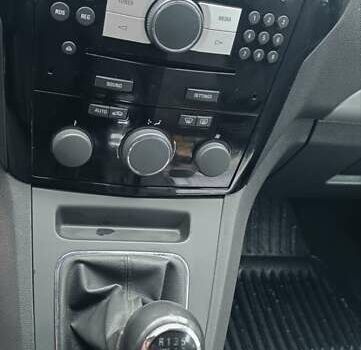 Черный Опель Зафира, объемом двигателя 1.7 л и пробегом 266 тыс. км за 8000 $, фото 8 на Automoto.ua