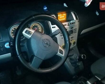 Красный Опель Зафира, объемом двигателя 1.6 л и пробегом 184 тыс. км за 6000 $, фото 3 на Automoto.ua