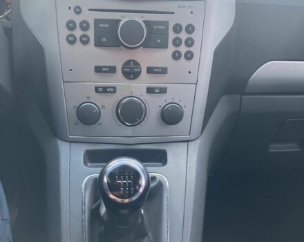 Красный Опель Зафира, объемом двигателя 1.7 л и пробегом 256 тыс. км за 6000 $, фото 4 на Automoto.ua