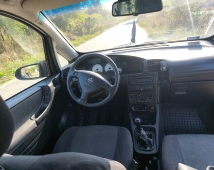 Красный Опель Зафира, объемом двигателя 2.2 л и пробегом 220 тыс. км за 2000 $, фото 16 на Automoto.ua