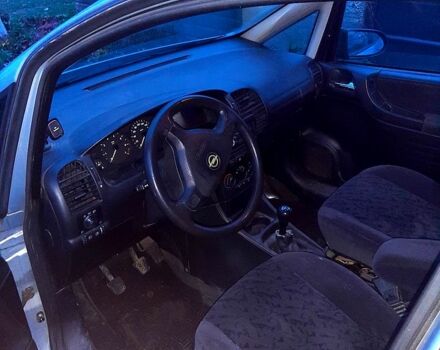 Серый Опель Зафира, объемом двигателя 1.6 л и пробегом 283 тыс. км за 2450 $, фото 3 на Automoto.ua