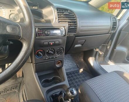 Сірий Опель Зафіра, об'ємом двигуна 1.6 л та пробігом 264 тис. км за 4500 $, фото 32 на Automoto.ua