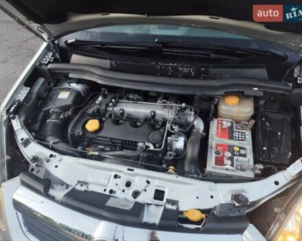 Серый Опель Зафира, объемом двигателя 1.9 л и пробегом 320 тыс. км за 4999 $, фото 3 на Automoto.ua