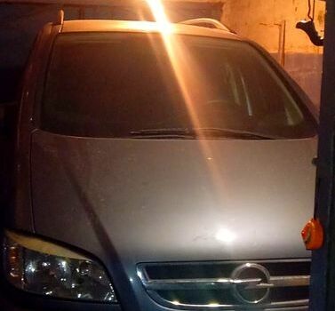 Серый Опель Зафира, объемом двигателя 1.8 л и пробегом 408 тыс. км за 5000 $, фото 5 на Automoto.ua